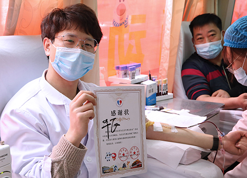华飞不但是“有数血型为北京冬奥会备血运动”的加入者,并且还成为募捐造血干细胞自愿者.jpg 华飞不但是“有数血型为北京冬奥会备血运动”的加入者,并且还成为募捐造血干细胞自愿者.jpg