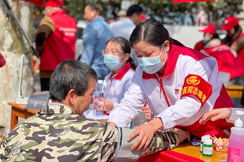 8.自愿服务中的她.jpg 8.自愿服务中的她.jpg